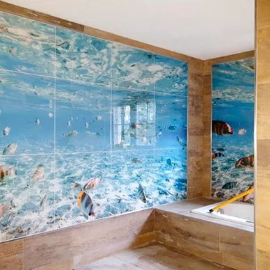 Dusche mit 3D-Wandfliesen im Unterwasser-Fischdesign – realistische Fotofliesen von 7color