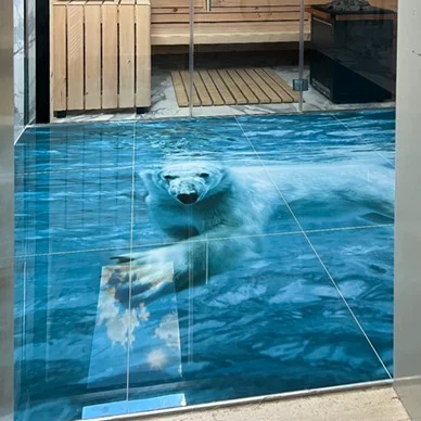 3D-Glasfliesen Badezimmer Boden Eisbär Unterwasser-Motiv – realistischer 3D-Effekt