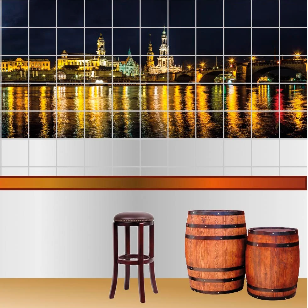 Wandfliesen mit nächtlichem Stadtpanorama am Fluss, davor Barhocker und Holzfässer – Beispiel für die Gestaltung eines Restaurants