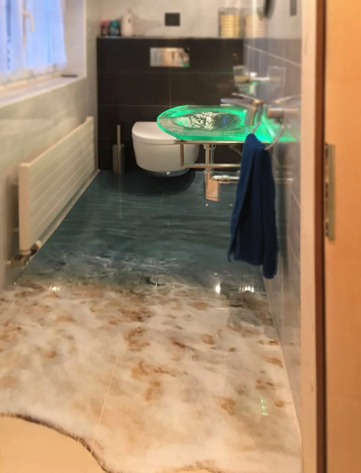 Originalaufnahme desselben Bades Originalaufnahme desselben Bades: Meeresmotiv auf dem Boden neben Waschbecken und Toilette