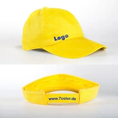 Gelbe Baseballcap mit Logo, unten die Unterseite des Schirms mit Aufdruck www.7color.de