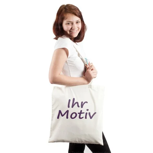 Frau mit weißer Baumwolltasche und Aufdruck „Ihr Motiv"
