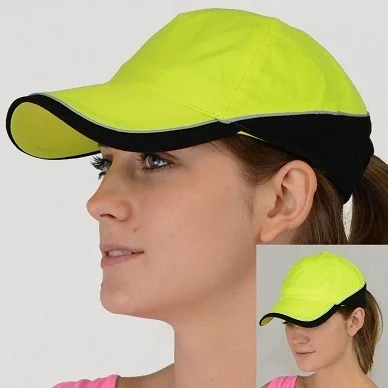 Neongelbe Cap mit schwarzem Schirmrand, getragen von einem Model