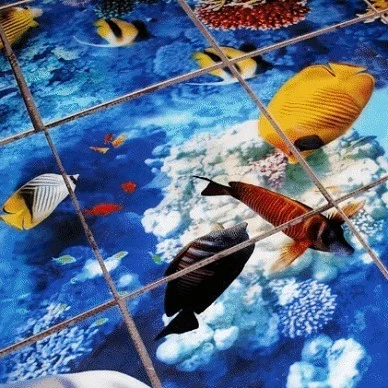 Glasfliesen mit tropischen Korallenfischen und Korallenriff in leuchtendem Blau