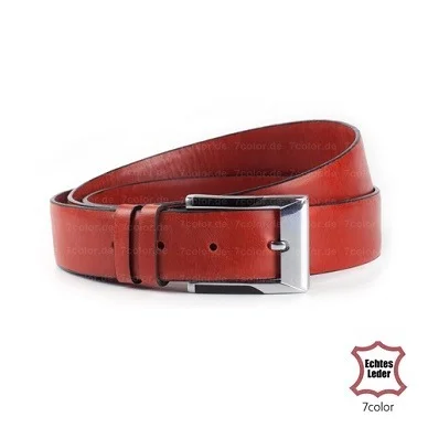 Roter Ledergürtel mit silberner Schnalle