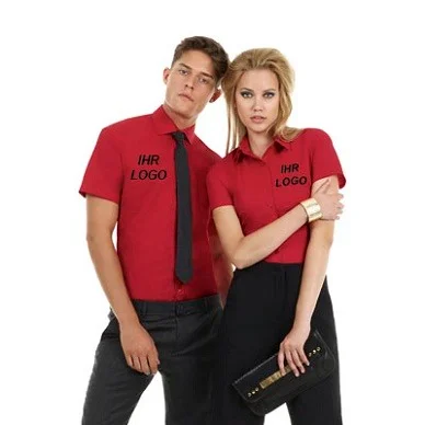 Mann und Frau in roten Hemden mit Logo-Aufdruck
