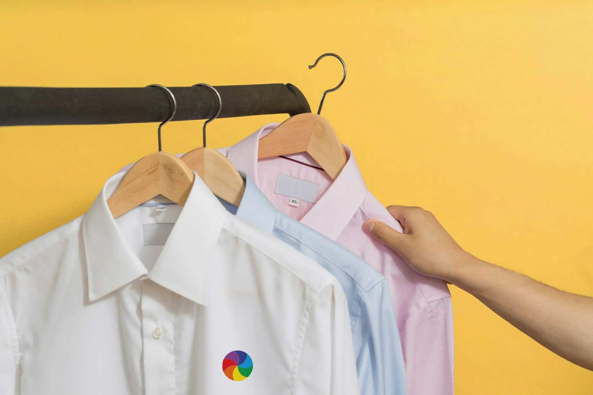 Hemden auf Kleiderbügeln mit individuellem 7color-Logo-Druck – bedruckte Textilien in verschiedenen Farben