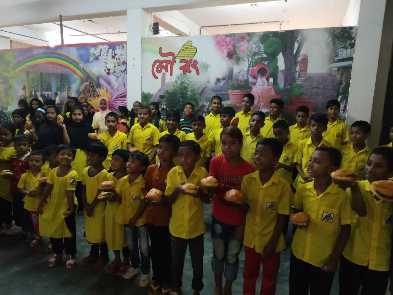 Schulkinder der Mourong School in gelben T-Shirts – soziales Engagement und Schulunterstützung von 7color