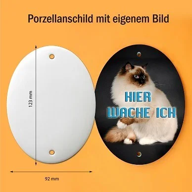 Zwei ovale Porzellanschilder: links ein weißes Schild mit Maßangabe, rechts eines mit Katzenfoto und dem Schriftzug „Hier wache ich“