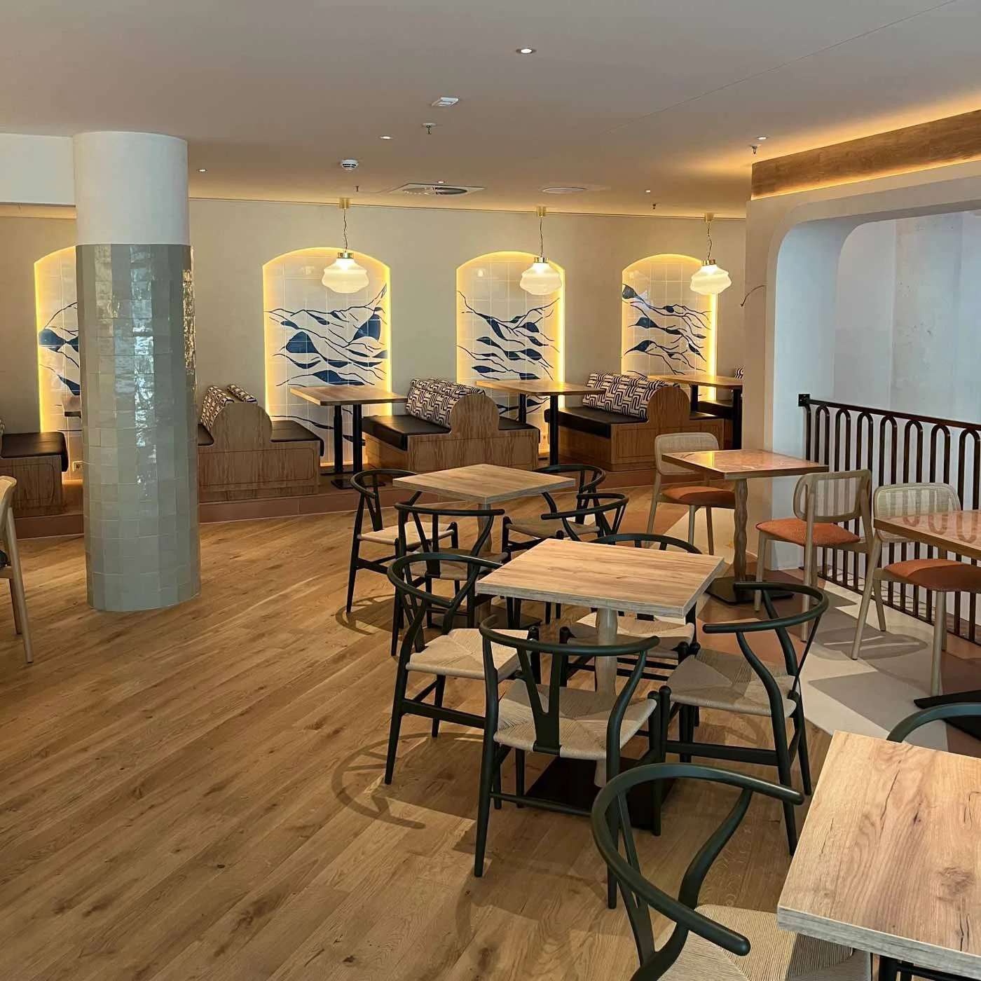 Restaurant-Innenraum mit individuell bedruckten Wandfliesen im Meereswellen-Design – Fotofliesen von 7color