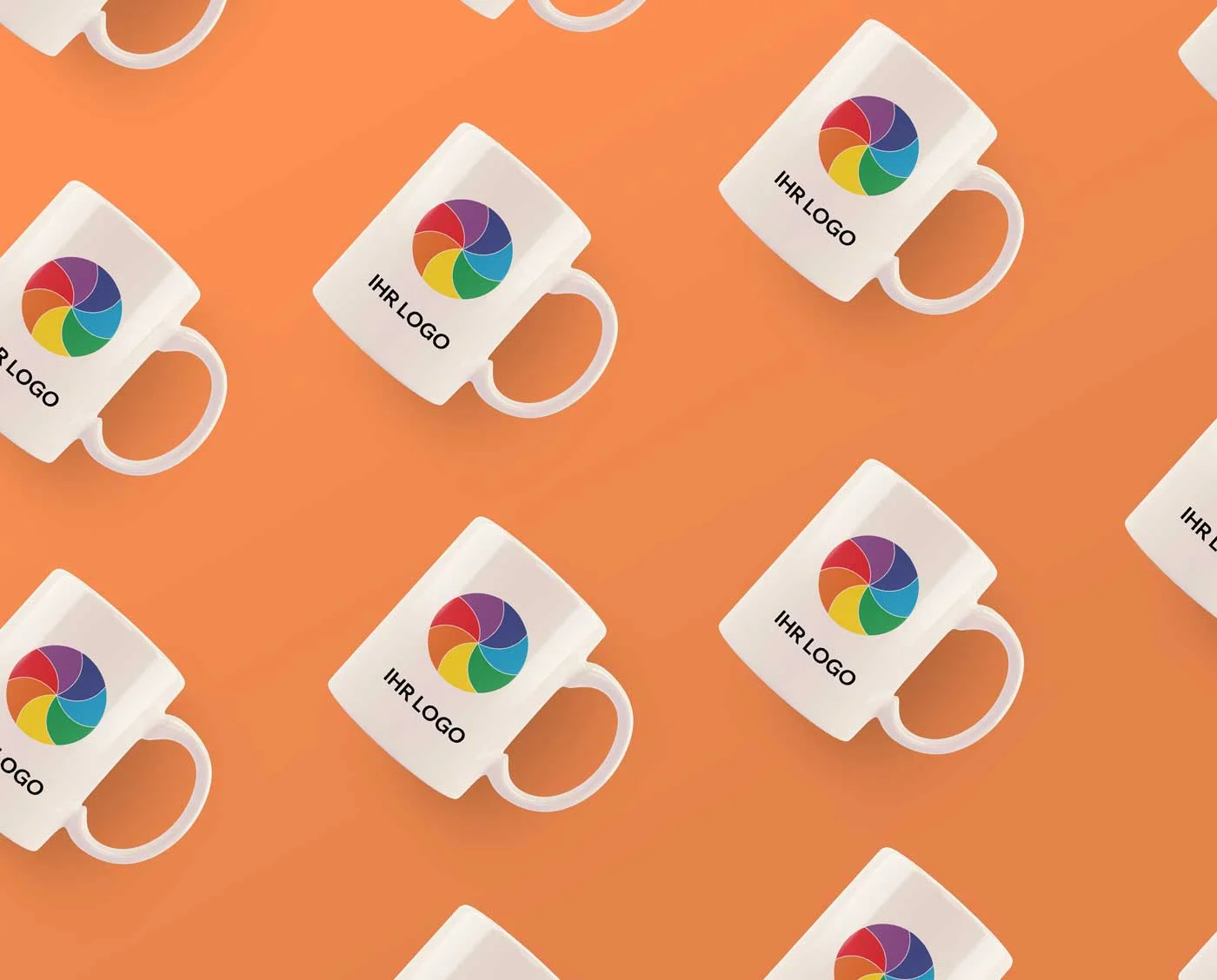 Viele weiße Tassen mit buntem Farbrad-Logo und dem Schriftzug „Ihr Logo“ auf orangefarbenem Hintergrund