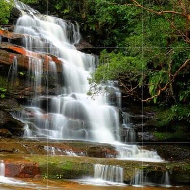 Wandfliesen mit Wasserfall im Wald als Fotomotiv