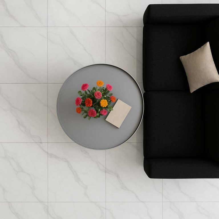 Stilvoll eingerichtetes Wohnzimmer mit hellen Marmorfliesen, die Kontraste setzen und für ein luxuriöses Ambiente sorgen.